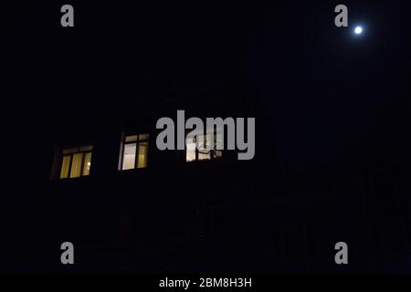 Teheran, Iran. Mai 2020. Ein Blick auf eine Straße in Teheran nach einem Erdbeben der Stärke 5.1 in der iranischen Provinz Teheran. Laut dem europäisch-mediterranen Seismologischen Zentrum (EMSC) ereignete sich am Donnerstag im 61 Kilometer von der Hauptstadt entfernten Nordiran ein Erdbeben. Die erste Bewertung von 4.8 wurde dann auf eine Größenordnung von 5.1 geändert. Das Erdbeben wurde auch östlich von Teheran mit der gleichen Stärke empfunden. Es wurden noch keine Verletzten oder Schäden gemeldet. Kredit: Rouzbeh Fouladi/ZUMA Wire/Alamy Live News Stockfoto