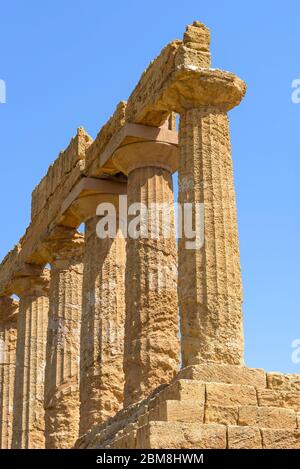 Nahaufnahme der Ruinen des Tempels von Juno im Tal der Tempel in Agrigent, Sizilien, Italien Stockfoto