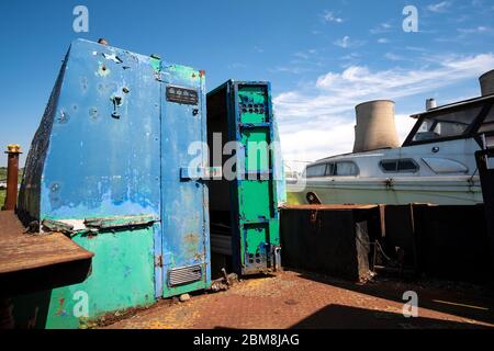 Türen eines verlassenen Binnenschiffs Stockfoto