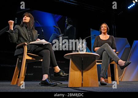 Miranda Hart, spricht mit Claudia Winkleman über ihr Leben und ihre Karriere, auf der Bühne des Hay Festivals 2. Juni 2013. Hay-On-Wye, Powys, Wales. ©PRWPhotography Stockfoto