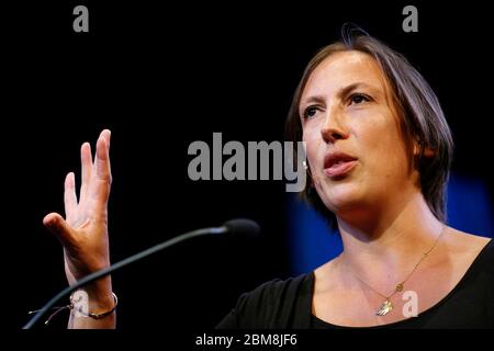 Miranda Hart, spricht mit Claudia Winkleman über ihr Leben und ihre Karriere, auf der Bühne des Hay Festivals 2. Juni 2013. Hay-On-Wye, Powys, Wales. ©PRWPhotography Stockfoto