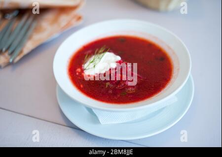 Wunderschöne ukrainische Borscht im Cafe oder Restaurant. Geringe Schärfentiefe. Stockfoto