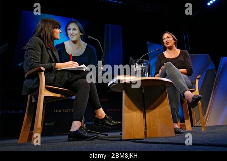 Miranda Hart, spricht mit Claudia Winkleman über ihr Leben und ihre Karriere, auf der Bühne des Hay Festivals 2. Juni 2013. Hay-On-Wye, Powys, Wales. ©PRWPhotography Stockfoto