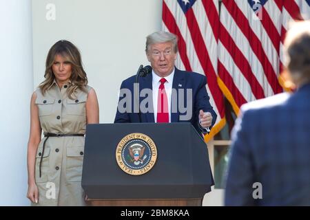 Washington, DC, USA. Mai 2020. US-Präsident Donald J. Trump hält zusammen mit First Lady Melania Trump am Donnerstag, den 7. Mai 2020, beim Nationalen Gebetstag im Weißen Haus in Washington, DC, USA, Rede. Kredit: Stefani Reynolds/CNP Nutzung weltweit Kredit: dpa/Alamy Live News Stockfoto