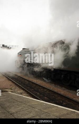 Die 'Union of South Africa' schleppt ihren leeren Bestand von Bahnsteig 4 des Cardiff Central Station nach Canton. Stockfoto