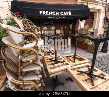 Bukarest, Rumänien - 05. Mai 2020: Tische und Stühle werden vor einem Restaurant zwischenzeitlich geschlossen während des Ausnahmezustands aufgrund von Coronav gelagert Stockfoto