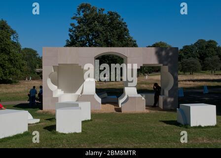 Sommerhaus-Pavillon Serpentine Galleries Serpentine Pavilion 2016, Kensington Gardens, London, W2 3XA von Kunle Adeyemi Stockfoto