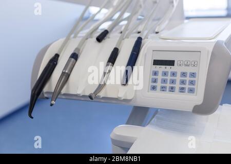 Zahnmedizin Elektrogeräte auf weißem Hintergrund Stockfoto