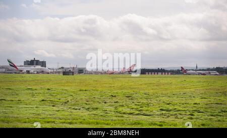 Glasgow, Großbritannien. Bis 25. August 2019. Im Bild: 3 Jumbos-Jets in Glasgow, was ein seltener Anblick ist; (rechts) Virgin Atlantic Airbus A350-1000, das am Glasgow International Airport für die Pilotenausbildung gesehen wurde. Ebenfalls zu sehen (Mitte) ist Virgin Atlantic Boeing 747-400 reg G-VROM; (links) Emirates Airlines Airbus A380-800. Quelle: Colin Fisher/Alamy Live News. Stockfoto