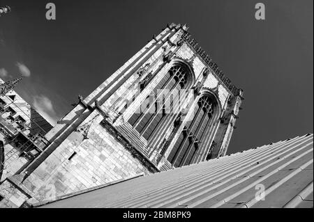 Der Central Tower des York Minster vom Dach des südlichen Querschiffs aus gesehen. Stockfoto