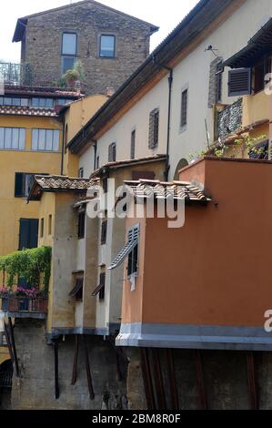 Florenz. Ponte Vecchio vom Lungarno degli Acciaiuoli aus gesehen. Stockfoto