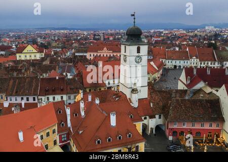 Sibiu, Rumänien. Großen Ring (Piata Mare) mit dem Rathaus und Brukenthal Palast in Siebenbürgen. Stockfoto