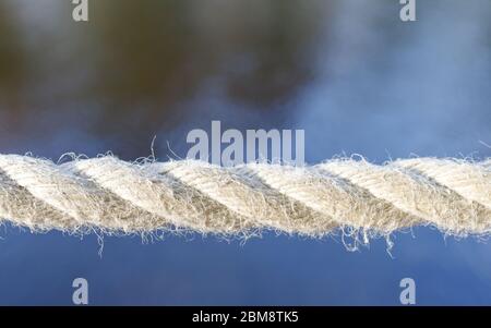 Nahaufnahme Detail des neuen weißen Bootsseil auf Wasser blauen Hintergrund, kopieren Raum. Stockfoto