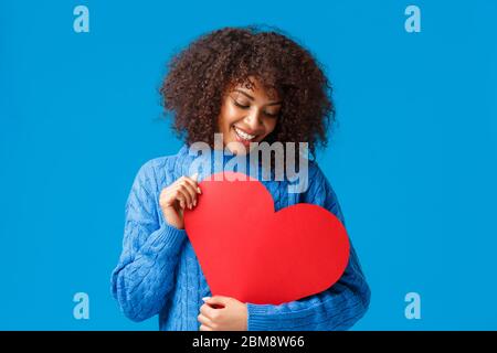 Zärtlichkeit, Sympathie und Beziehungskonzept. Verträumte, liebenswürdig afroamerikanische Freundin in der Liebe, die auf der Suche nach einer Seelentin war, fand ihr Paar, das rot hielt Stockfoto