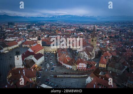 Sibiu, Rumänien. Großen Ring (Piata Mare) mit dem Rathaus und Brukenthal Palast in Siebenbürgen. Stockfoto