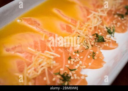 tiradito de Lachs - peruanische Gericht mit rohem Fisch, Carpaccio Stockfoto