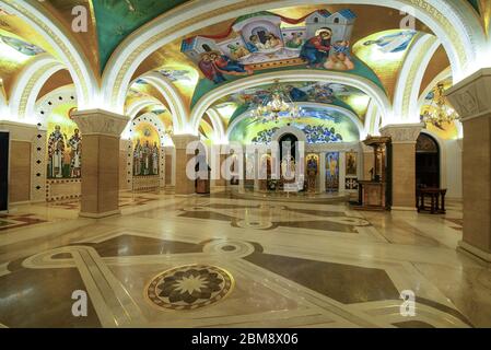 Unterirdische Krypta der orthodoxen Kirche des Heiligen Sava in Belgrad, Serbien Stockfoto
