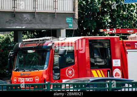 Tel Aviv Israel 17. August 2019 Blick auf die traditionelle israelische Feuerwehrmaschine, die am Nachmittag in den Straßen von Tel Aviv rollt Stockfoto