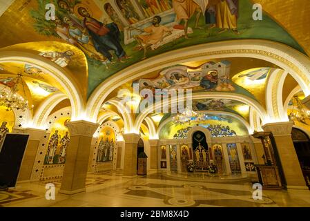 Unterirdische Krypta der orthodoxen Kirche des Heiligen Sava in Belgrad, Serbien Stockfoto