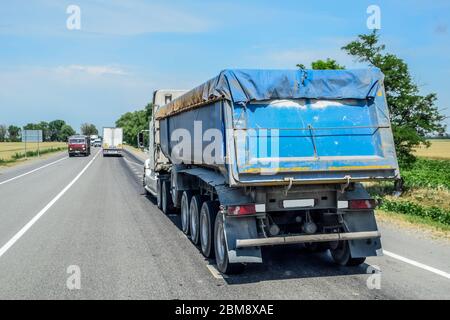 Ein LKW mit großer Kapazität tonnar fährt auf der Straße. Stockfoto