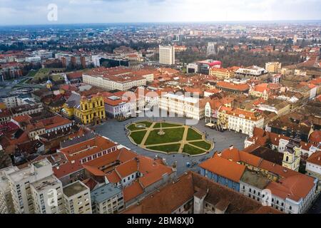 Schöner wolkiger Sonnenuntergang über dem Union Square - Piata Unirii Timisoara. Luftaufnahme von Timisoara, aufgenommen von einer professionellen Drohne Stockfoto