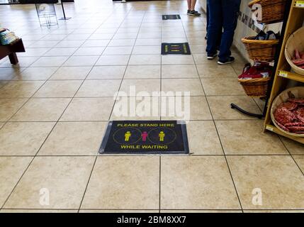 7. Mai 2020: Soziale Distanzierungszeichen auf dem Boden an der Buc-ee's Tankstelle und Tavel Center Temple, Texas. Matthew Lynch/CSM Stockfoto