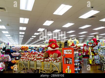 7. Mai 2020: Bucky das Biber-Stofftier trägt eine Maske an der Buc-ee's Tankstelle und Tavel Center Temple, Texas. Matthew Lynch/CSM Stockfoto