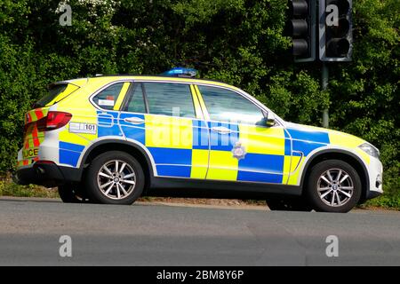 Ein BMW X5 Polizeiauto parkte über die Straße, um entgegenkommenden Verkehr weg von einem umgekippten Fahrzeug auf Barnsdale Road in Allerton Bywater umzuleiten. Stockfoto