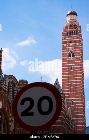 Westminster Cathedral Uhrturm von der Straße Ebene hinter 20 mph Geschwindigkeitsschild Stockfoto