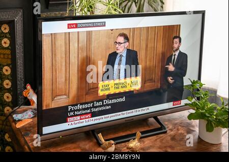 Sir Ian Diamond, nationaler Statistiker des Vereinigten Königreichs, präsentiert Informationen in den täglichen Pressekonferenzen der Downing Street. Stockfoto