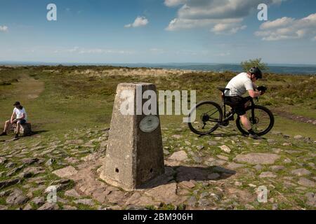 Der Trig-Punkt auf Beacon Batch, dem höchsten Punkt auf 325m oder 1066 Fuß, der Mendip Hills, Somerset, Großbritannien. Stockfoto