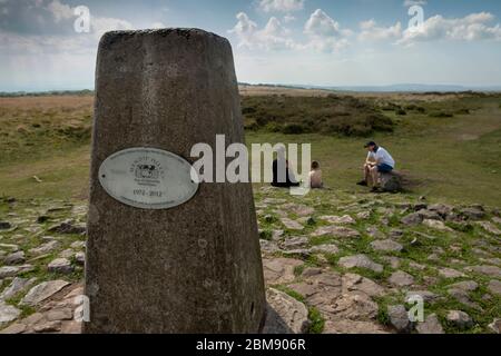 Der Trig-Punkt auf Beacon Batch, dem höchsten Punkt auf 325m oder 1066 Fuß, der Mendip Hills, Somerset, Großbritannien. Stockfoto