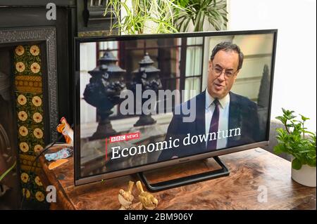 Andrew Bailey, Gouverneur der Bank of England, interviewte in BBC News über die finanziellen Aussichten mit Coronavirus. Bildunterschrift „Konjunkturabschwung“. Stockfoto