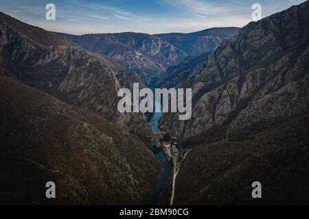 Schöne Berge und Kozjak See in der Nähe von Skopje in Mazedonien. Mazedonische Landschaft Stockfoto