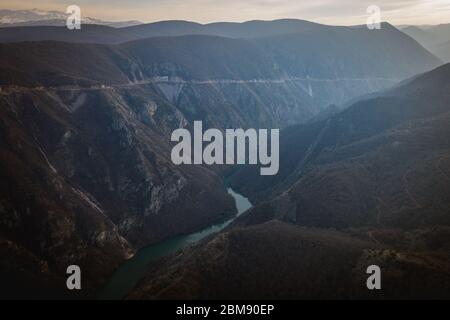 Schöne Berge und Kozjak See in der Nähe von Skopje in Mazedonien. Mazedonische Landschaft Stockfoto