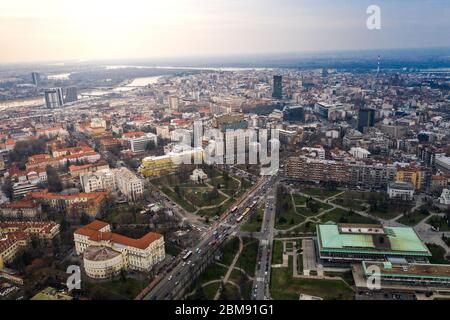 Schöne Aussicht auf das historische Zentrum von Belgrad mit Verkehr, Serbien Stockfoto