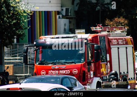 Tel Aviv Israel 17. August 2019 Blick auf die traditionelle israelische Feuerwehrmaschine, die am Nachmittag in den Straßen von Tel Aviv rollt Stockfoto