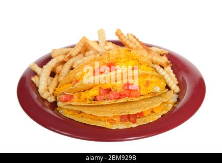 Drei knusprige Tacos auf einem roten Teller mit pommes Frites, isoliert auf Weiß. Populäres amerikanisiertes mexikanisches Essen. Stockfoto