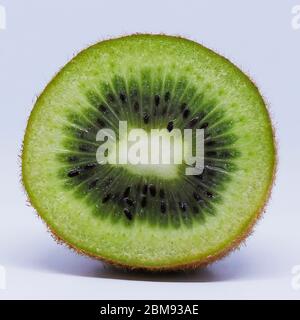 Frische Kiwi-Früchte, halbiert, isoliert Stockfoto
