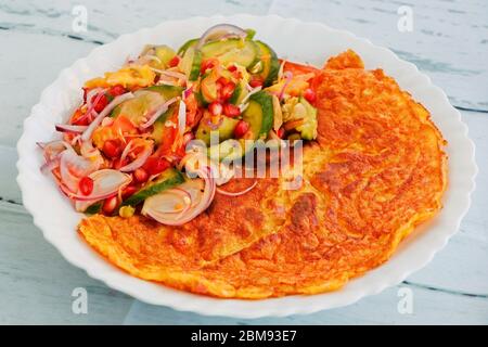 Gesundes Frühstück, Eieromelett mit Sommergemüsesalat Stockfoto