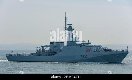 Das Royal Navy Batch 2 River Class Patrouillenschiff HMS Tamar (P233) kommt am Nachmittag des 7. Mai 2020 in Portsmouth, UK an. Stockfoto
