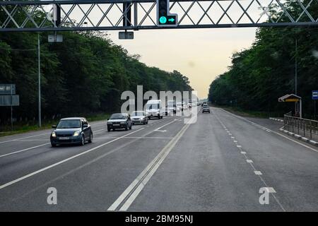 Krasnodar, Russland - 13. Juni 2019: Stau auf der Autobahn. Eine große Anzahl von Autos auf der Straße. Stockfoto