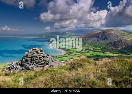 Gyrn DDU & Gyrn Goch und Caernarfon Bay vom Gipfel des Mynydd Gwaith, Lleyn Peninsula, North Wales, Großbritannien Stockfoto