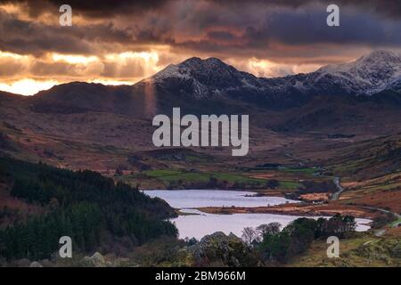 Sonnenstrahlen über Llynnau Mymbyr und Snowdon Horseshoe, Snowdonia National Park, North Wales, Großbritannien Stockfoto