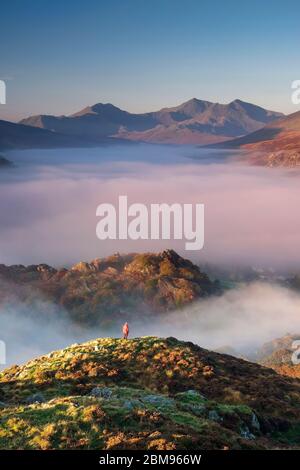 Walker Blick auf die Snowdon Range, die Pinnacles & Dyffryn Mymbyr in Fog, Snowdonia National Park, North Wales, Großbritannien Stockfoto