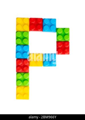 Buchstabe P des englischen Alphabets von mehrfarbigen Kinder-Plastikkonstrukteuren auf einem weißen isolierten Hintergrund. Helles Alphabet für Kinder Design Stockfoto