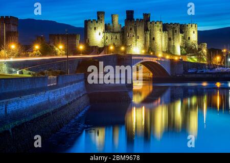 Conwy Castle beleuchtet über dem Fluss Conwy in der Nacht, Conwy, North Wales, Großbritannien Stockfoto