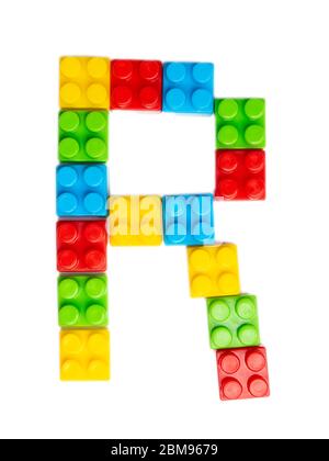 Buchstabe R des englischen Alphabets von mehrfarbigen Kinder-Plastikkonstrukteuren auf einem weißen isolierten Hintergrund. Helles Alphabet für Kinder Design Stockfoto