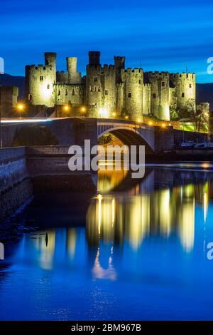 Conwy Castle beleuchtet über dem Fluss Conwy in der Nacht, Conwy, North Wales, Großbritannien Stockfoto