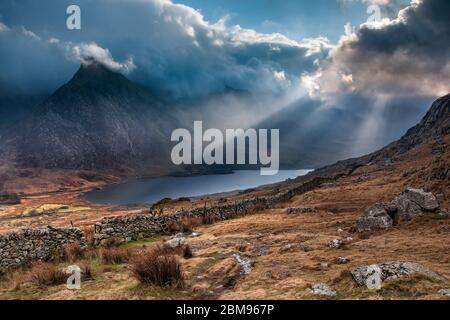 Spektakuläres Licht über Tryfan und Llyn Ogwen von den Hängen des Pen yr Ole Wen, Snowdonia National Park, North Wales, Großbritannien Stockfoto